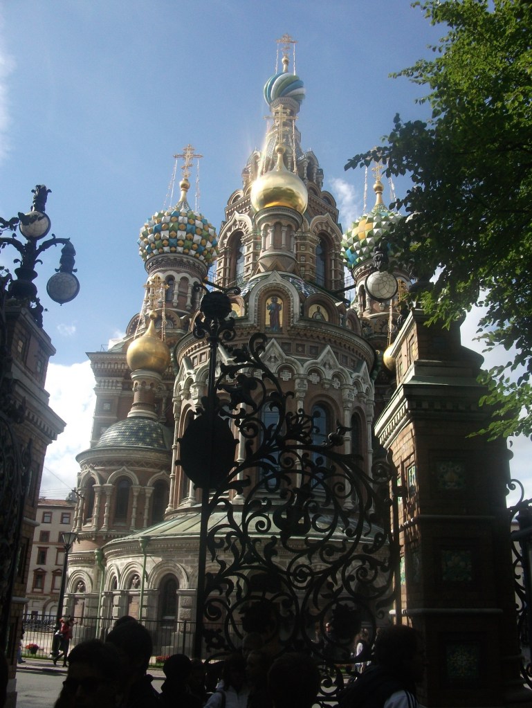 Kirche mit goldenen Dächern in St. Petersburg