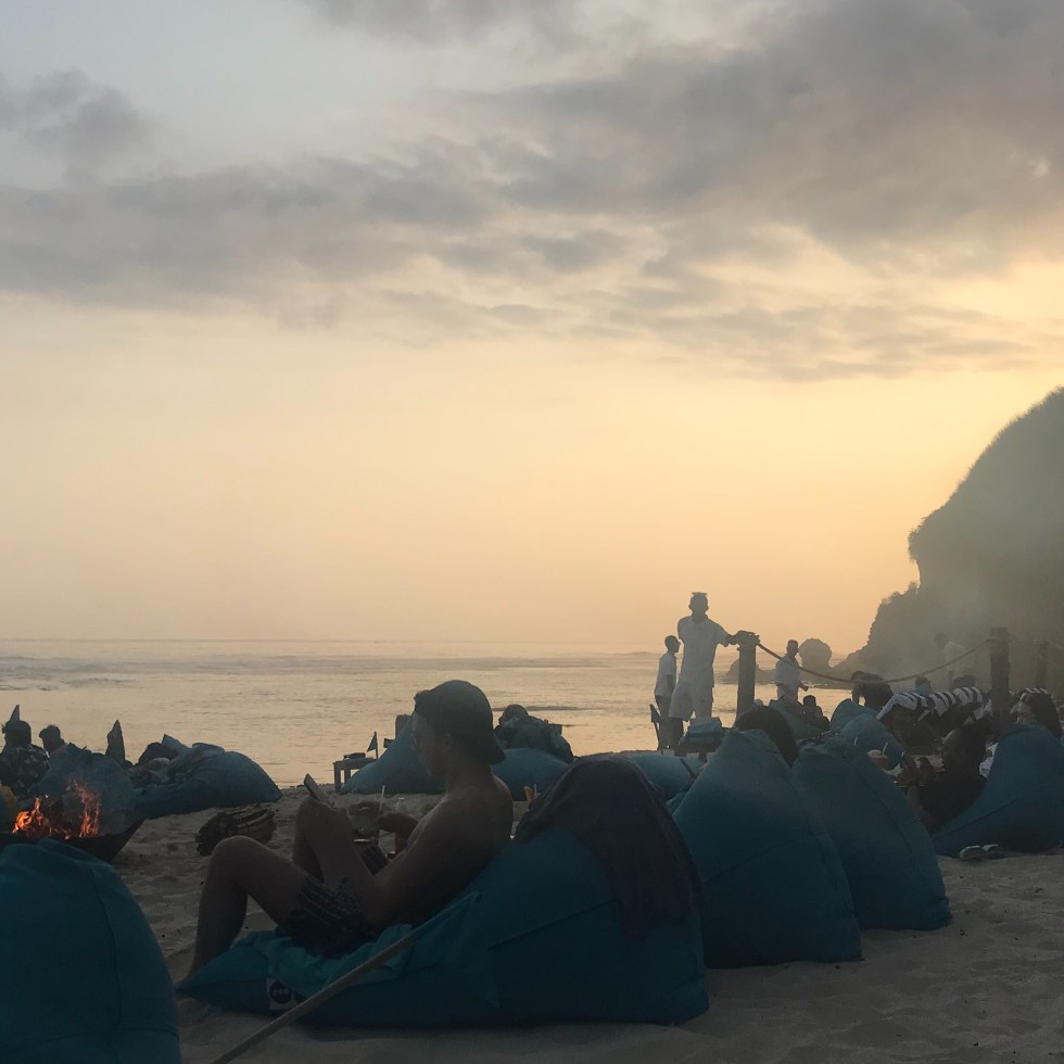 Sitzsäcke am Strand bei Sonnenuntergang an der Südküste von Bali