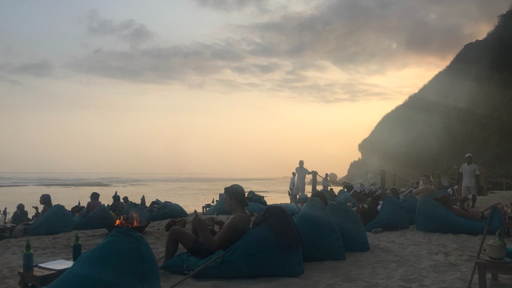 Sitzsäcke am Strand bei Sonnenuntergang an der Südküste von Bali