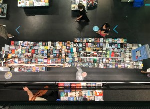 Blick auf eine Bücherauslage in der Dominikanerkirche
