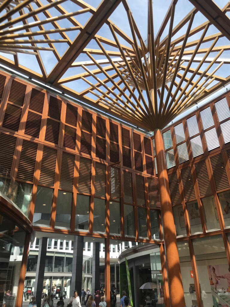 hölzerne Galerie in Maastricht in einem Einkaufszentrum