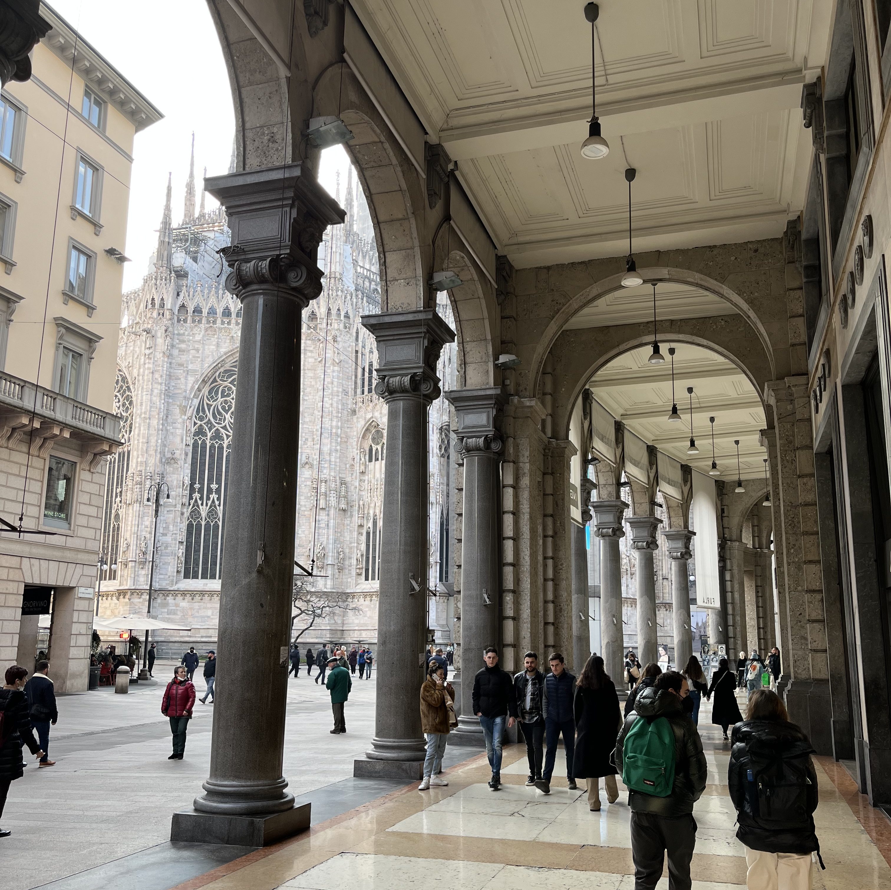 Foto von hinter dem Mailänder Dom