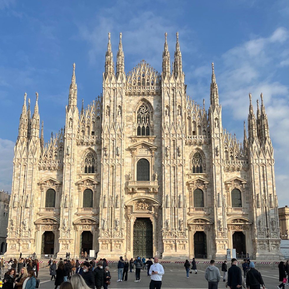 Foto vom Mailänder Dom von vorne im Sonnenlicht