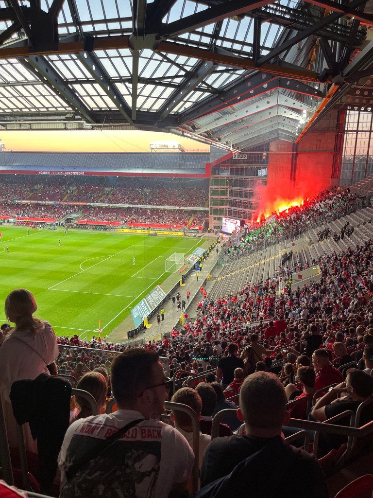 Blick aus Rang 22.3 auf den Gästeblock, Kaiserslautern