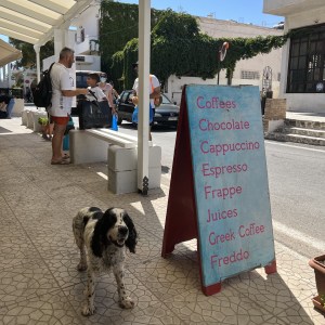 Vor der Bäckerei Artórama