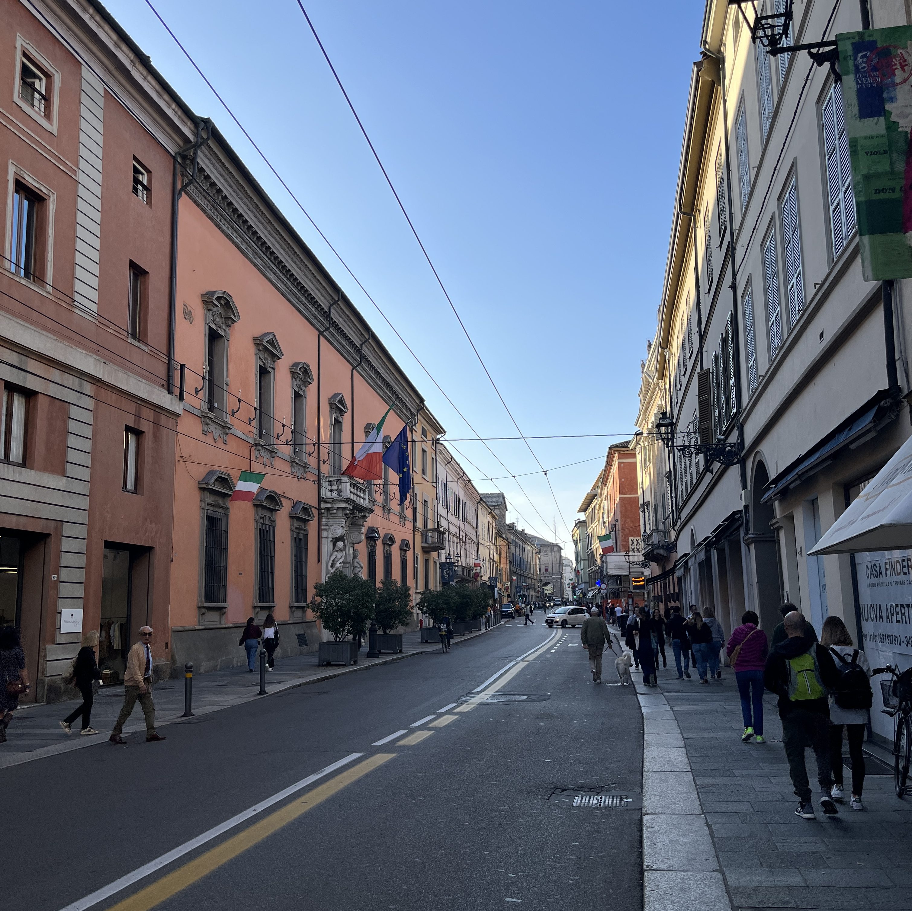 Straße unter klarem Himmel in Parma