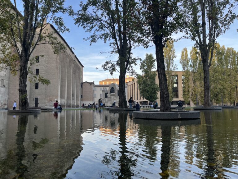Wasserspiel auf dem Piazzale della Pace in Parma