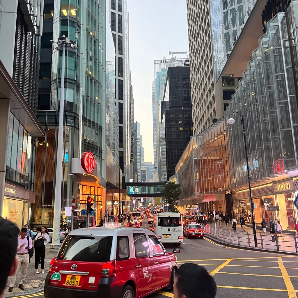 Hongkong Geheimtipps, Rotes Taxi zwischen Hochhäusern