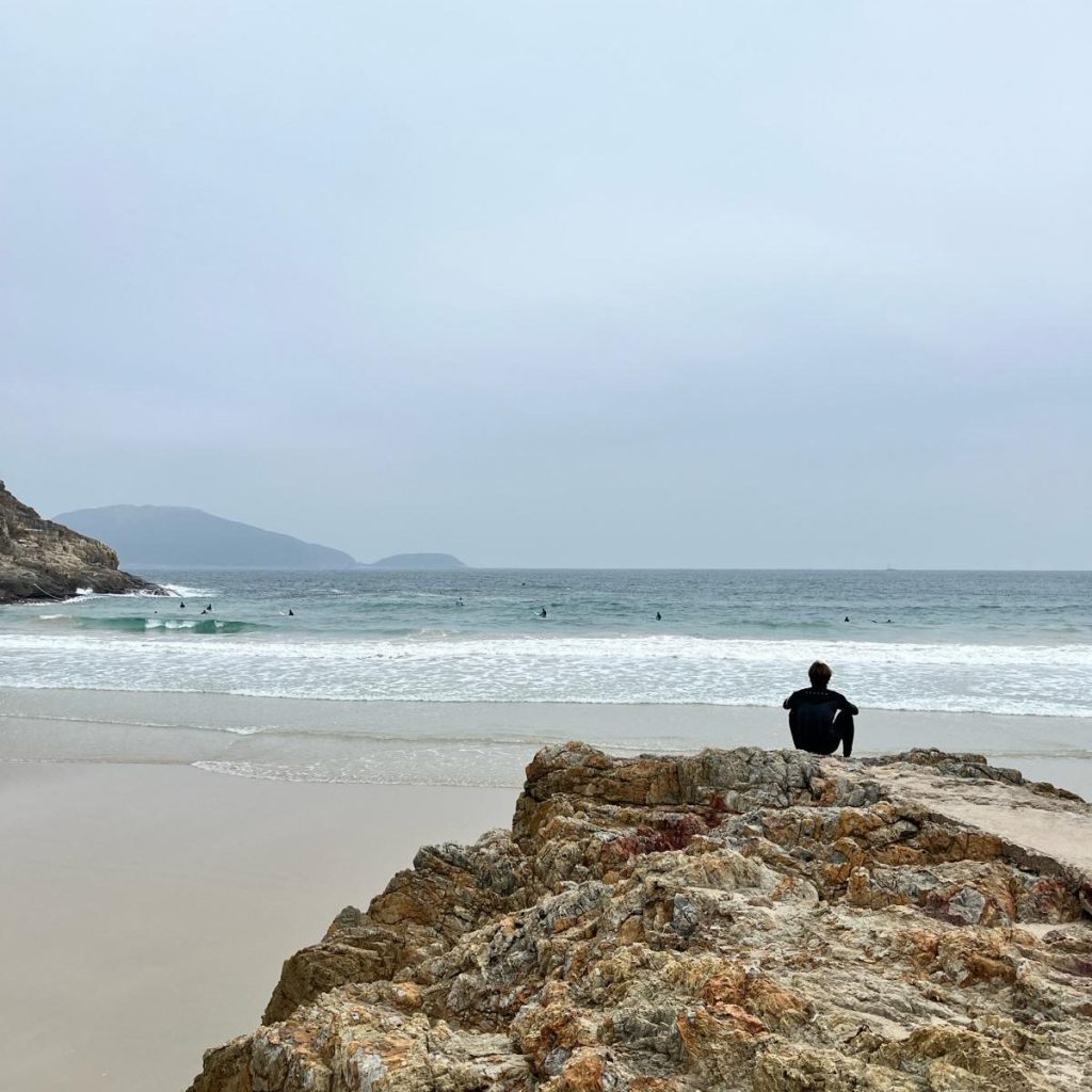 Hongkong Geheimtipps, Mann vor stürmischem Meer