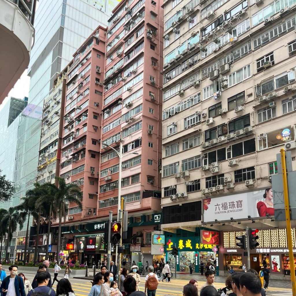 Hongkong Geheimtipps, Hochhäuser mit unzähligen Fenstern und Klimaanlage an der Außenfassade