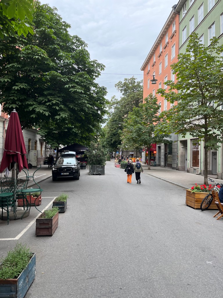 Blick auf die Straße, auf der Momente später eine Demonstration stattfindet