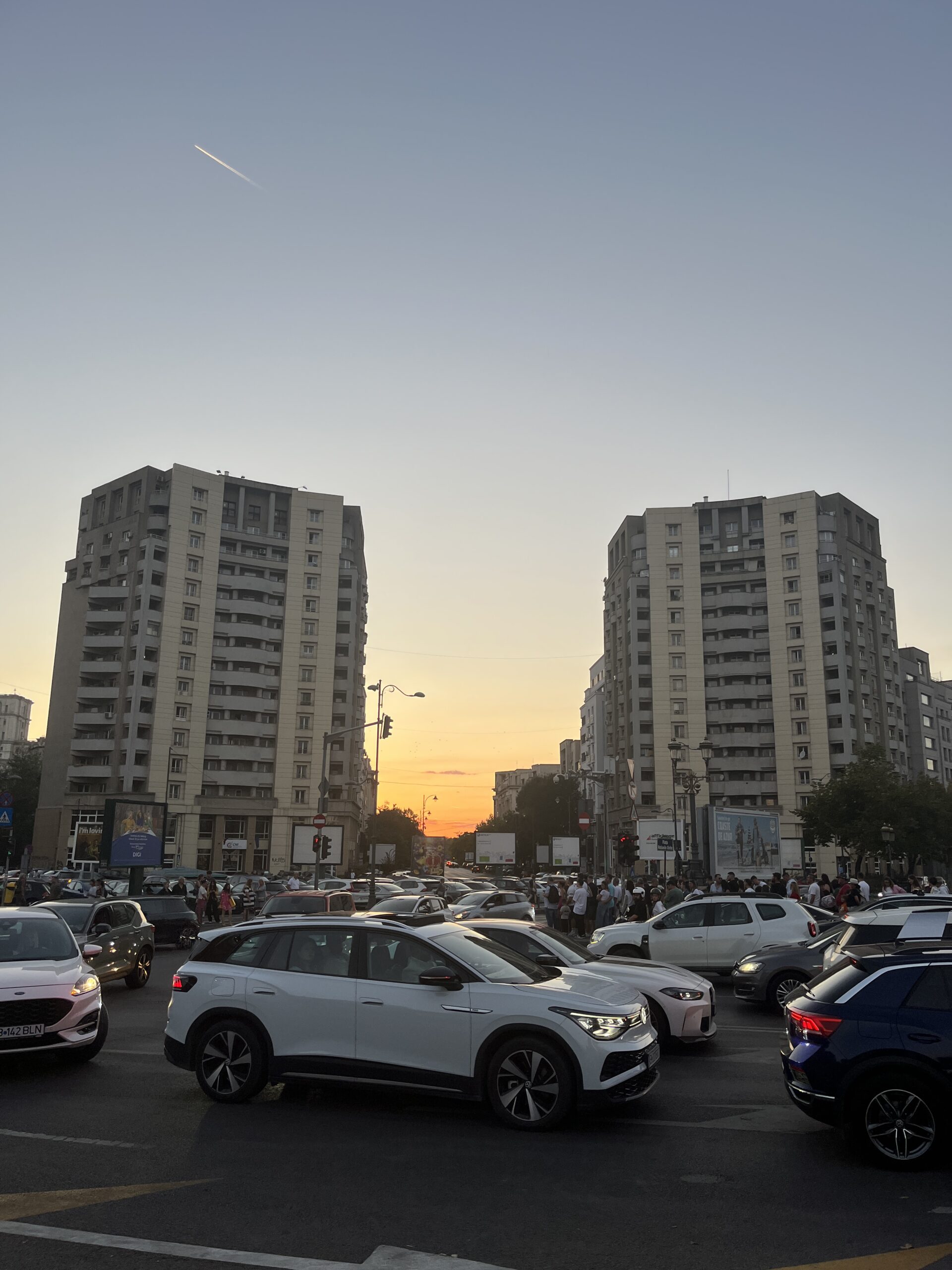 Sonnenuntergang zwischen Hochhäusern in Bukarest
