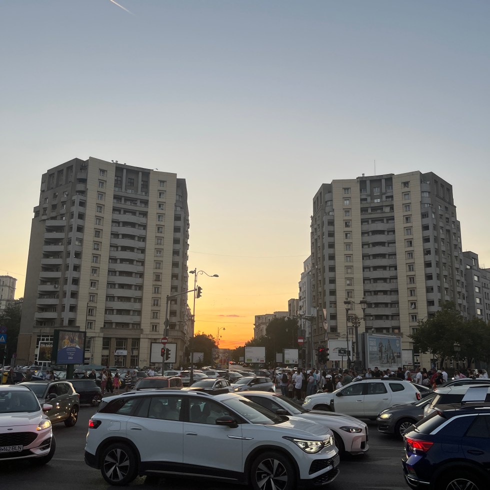 Sonnenuntergang zwischen Hochhäusern in Bukarest