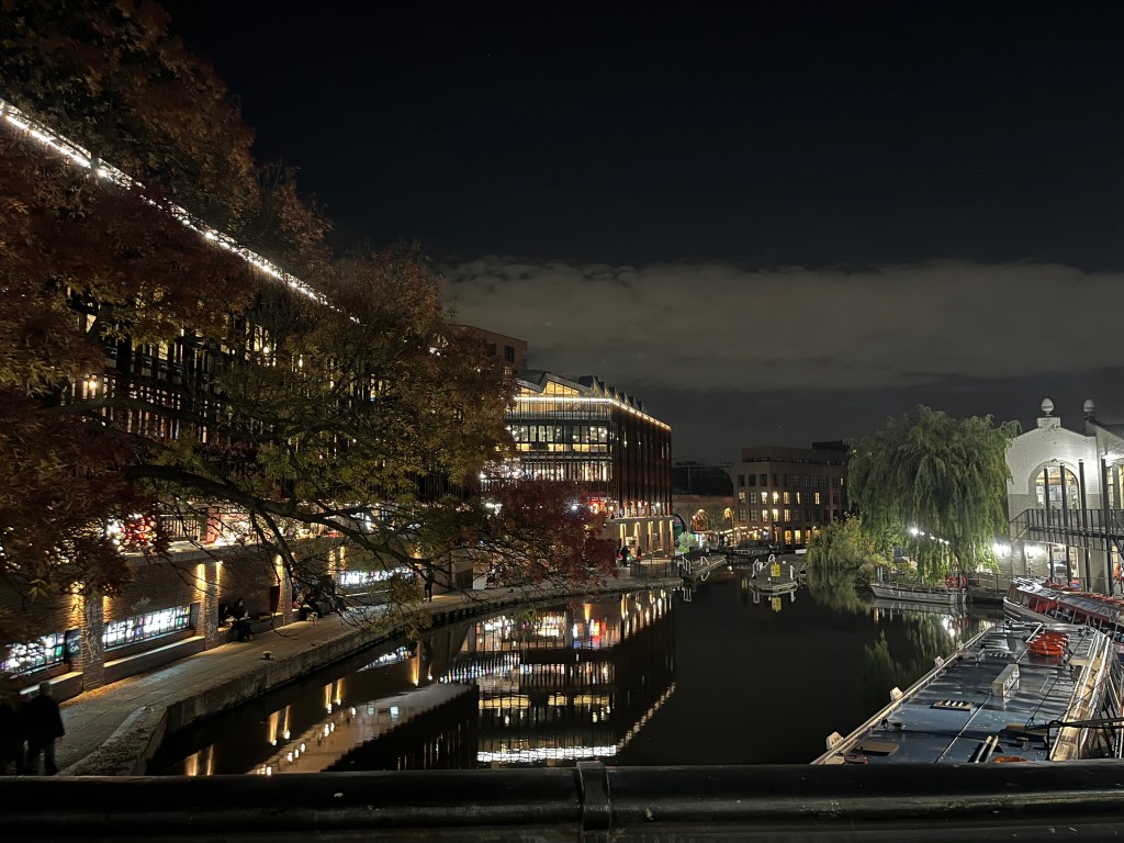 Blick auf den Grand Union Canal und die Markthalle an der Camden High Street