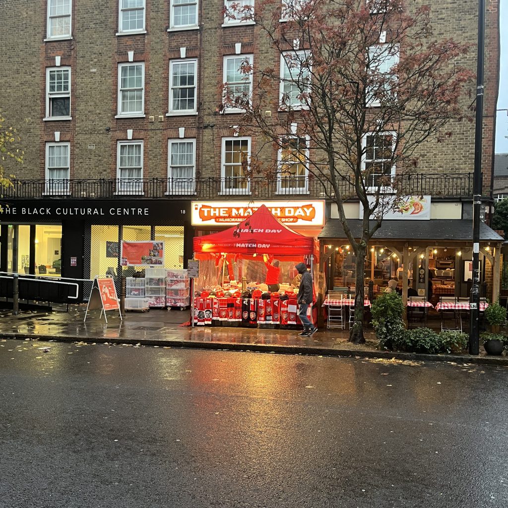 Die Buden in den Straßen rund ums Stadion in Islington